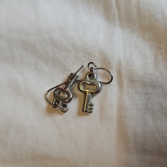 Jewelry - 🪅 Small Key Earrings
